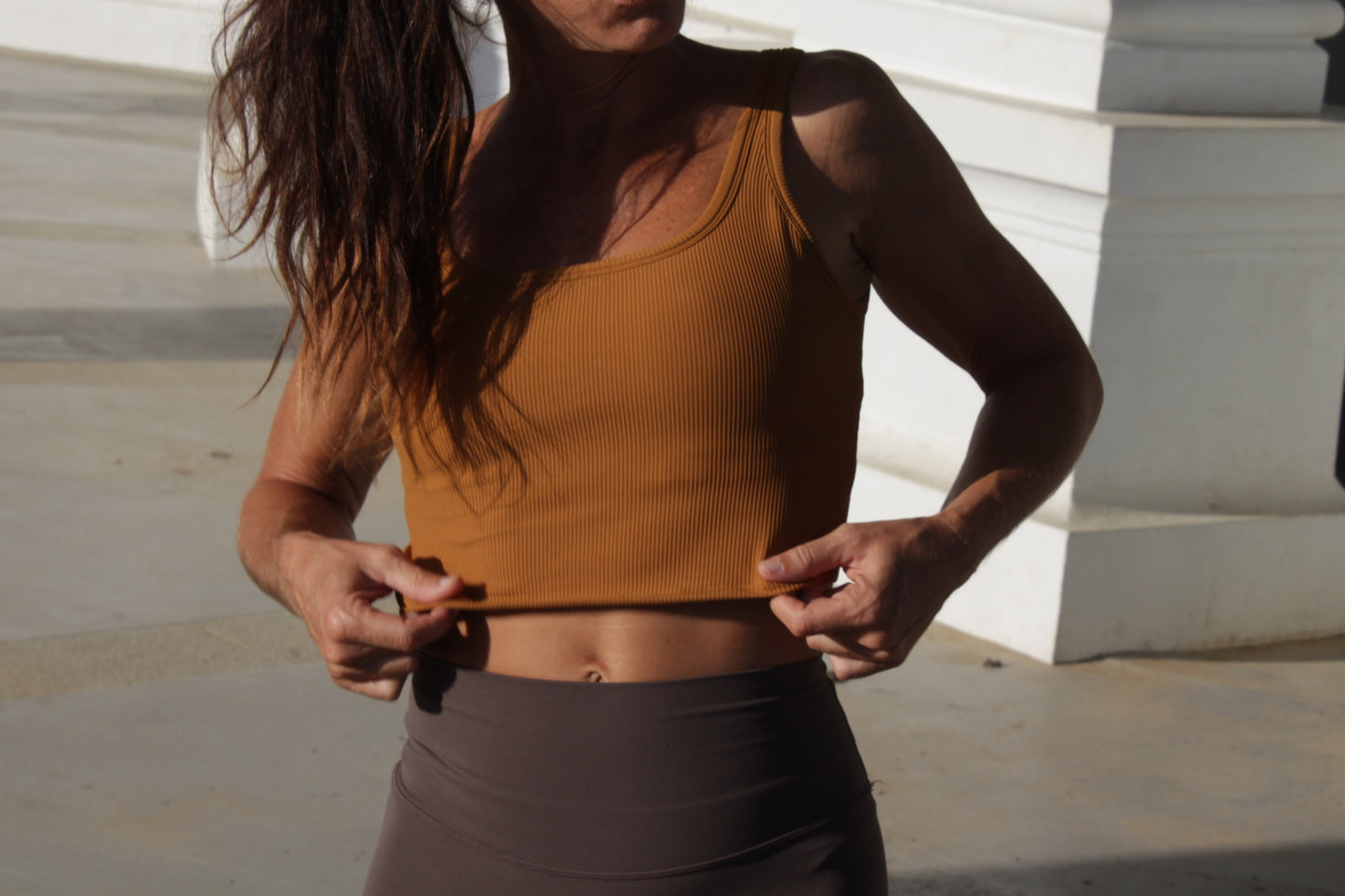 Top deportivo Amarillo Mostaza de ONURA SPORT WEAR